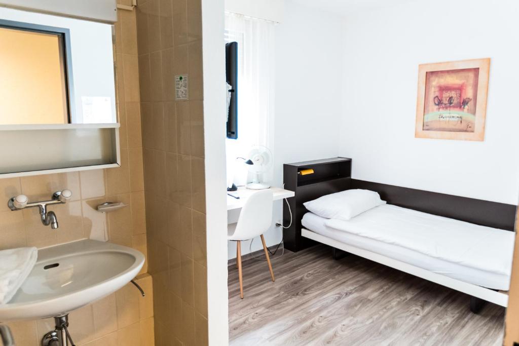 Одноместный (Одноместный номер с общей ванной комнатой), City Hostel Geneva