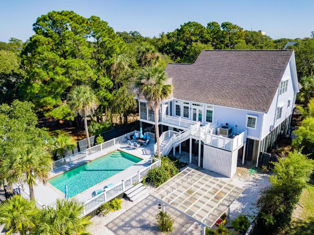 114 W Huron - Sand Castle - Saltwater Pool - Heated upon request image