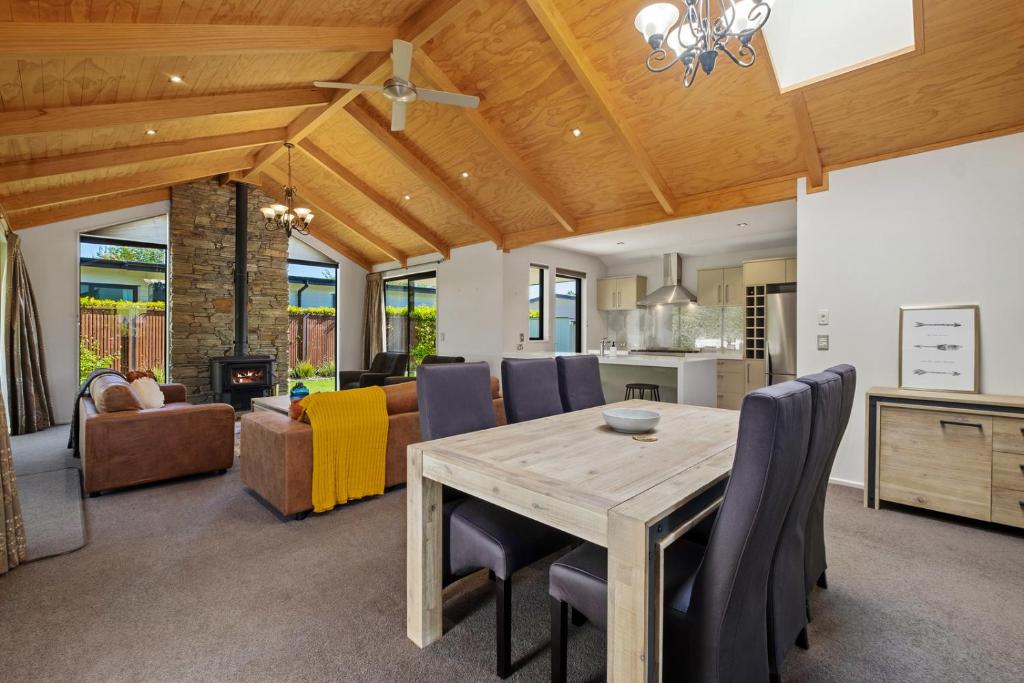 Roys Bay Lodge - Wanaka Holiday Home photo 3