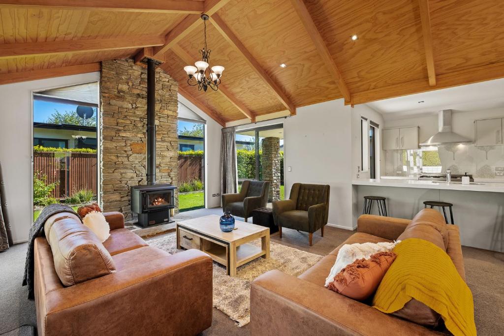 Roys Bay Lodge - Wanaka Holiday Home photo 2