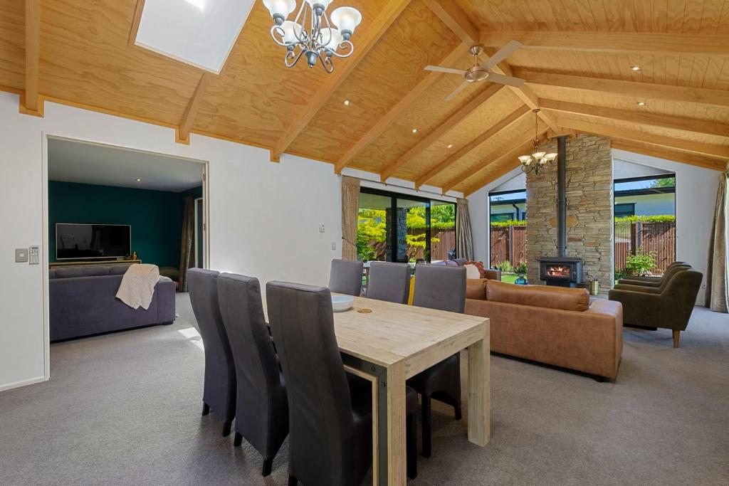 Roys Bay Lodge - Wanaka Holiday Home photo 4
