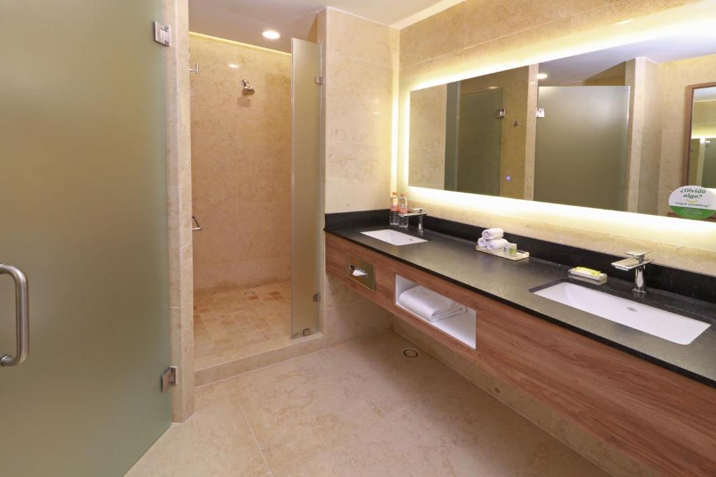 Сьюит (Люкс с видом - для некурящих), Holiday Inn & Suites - Puerto Vallarta Marina & Golf