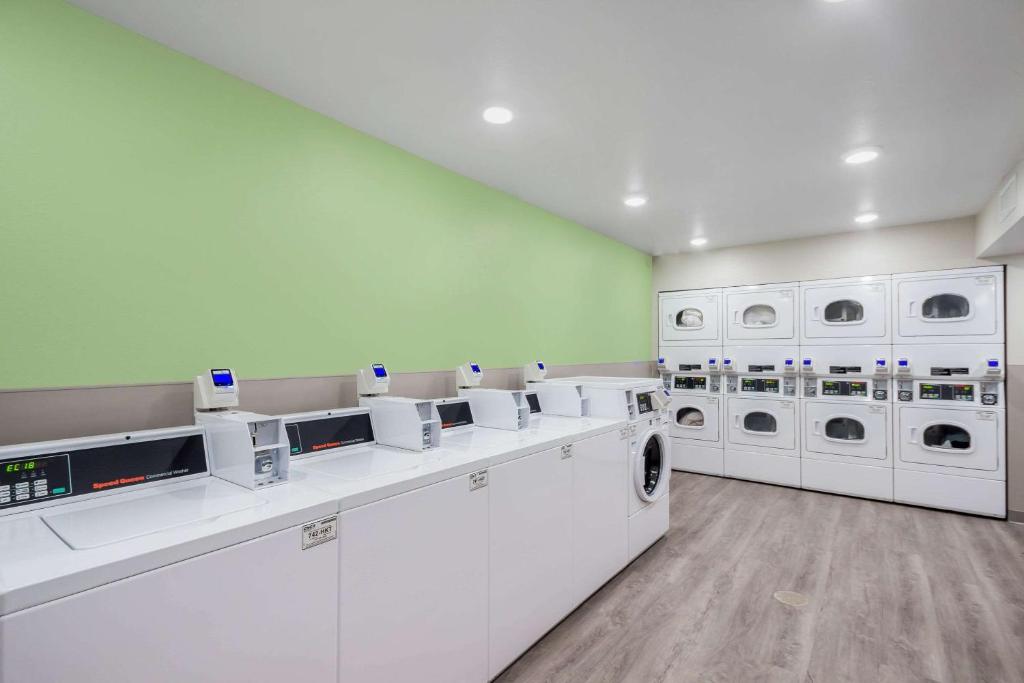 WoodSpring Suites Chicago Addison photo 2