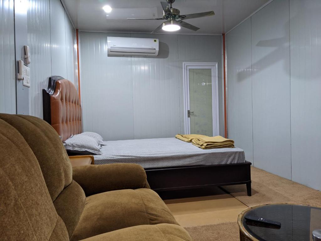 Студио (Номер-студио с балконом), Private Rooms with International Airport View