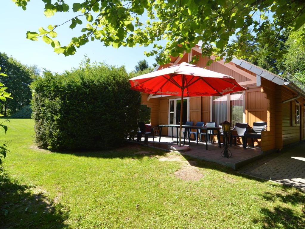 A wooden chalet located in a quiet and green