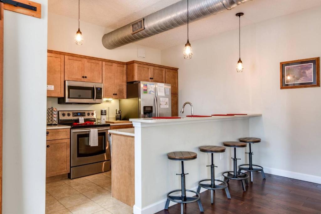 JBH 115 W 2nd Apt #3 photo 2