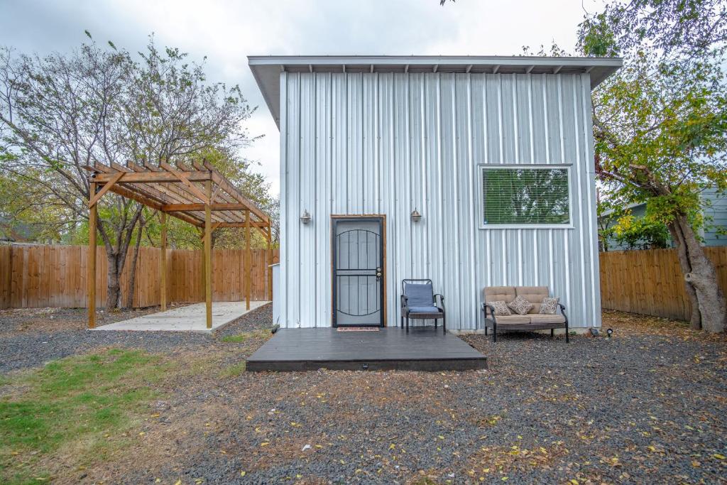 Guest House with Loft near Downtown image