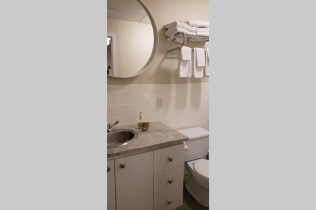Business Traveler's Cozy Studio #21 by Amazing Property Rentals photo 1