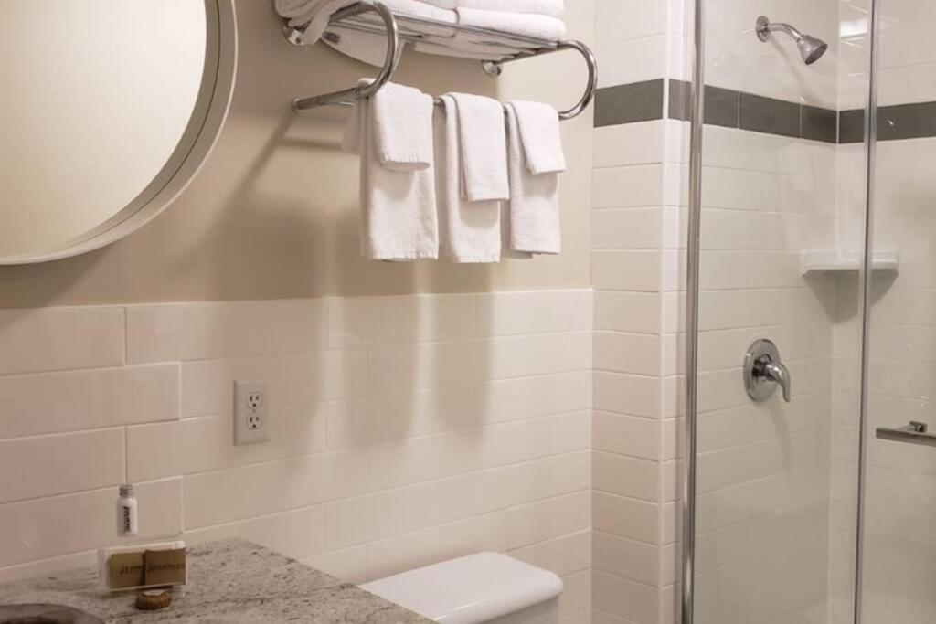 Business Traveler's Cozy Studio #21 by Amazing Property Rentals photo 3