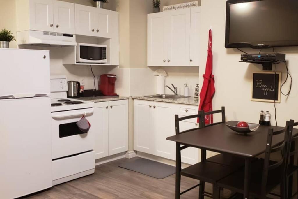 Business Traveler's Cozy Studio #21 by Amazing Property Rentals photo 4