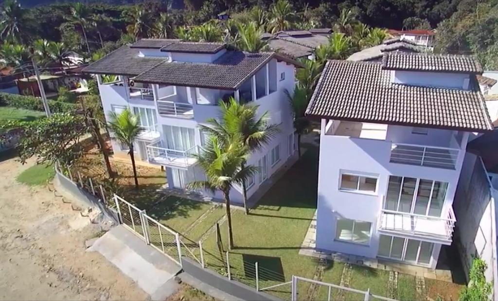 Casa Pé na Areia em Ubatuba - Alto Padrão a 30m da Praia