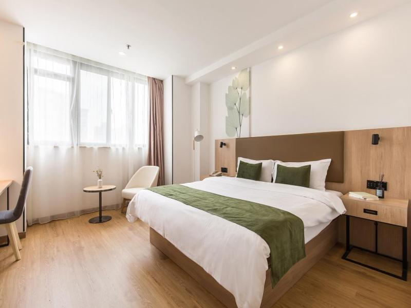 Двухместный (Номер Делюкс с кроватью размера «queen-size»), GreenTree Inn ShangHai ZhouPu XiuPu Road Business Hotel