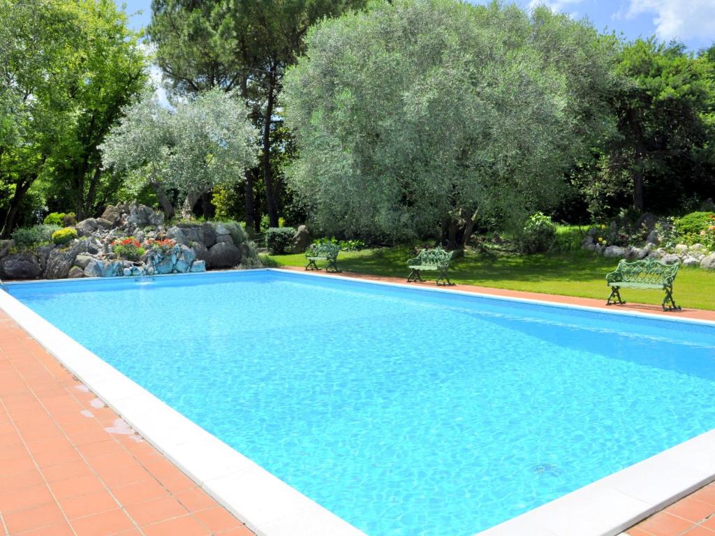 Quiet rustic farmhouse, surrounded by greenery, swimming pool with tennis court photo 4