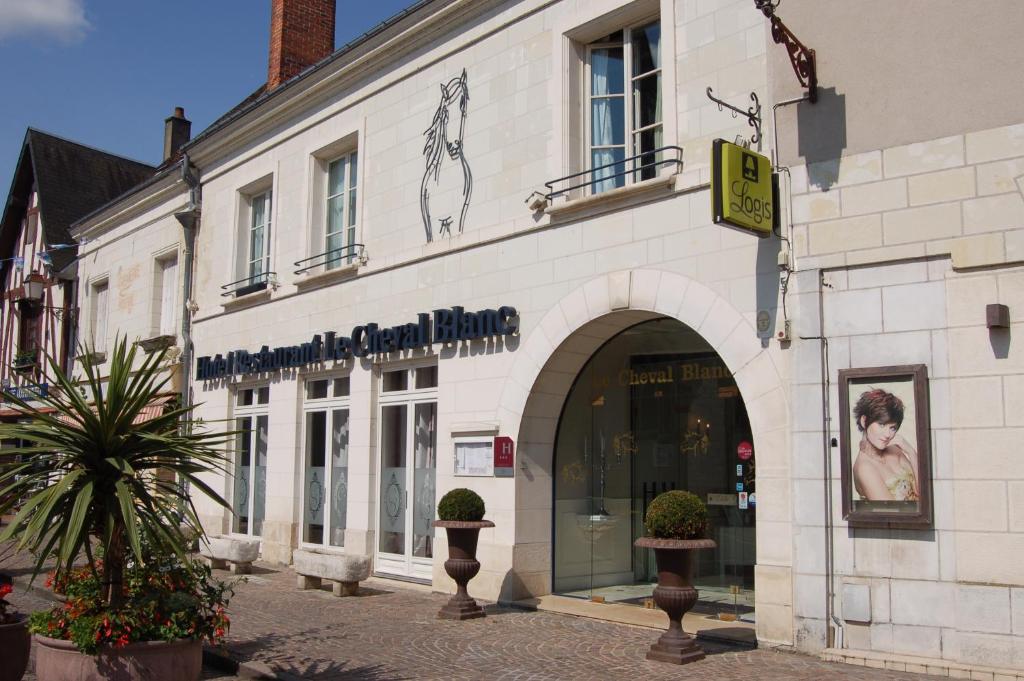 Logis Hotel Restaurant Le Cheval Blanc photo 4