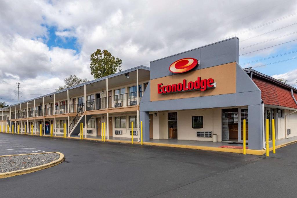 Econo Lodge North image