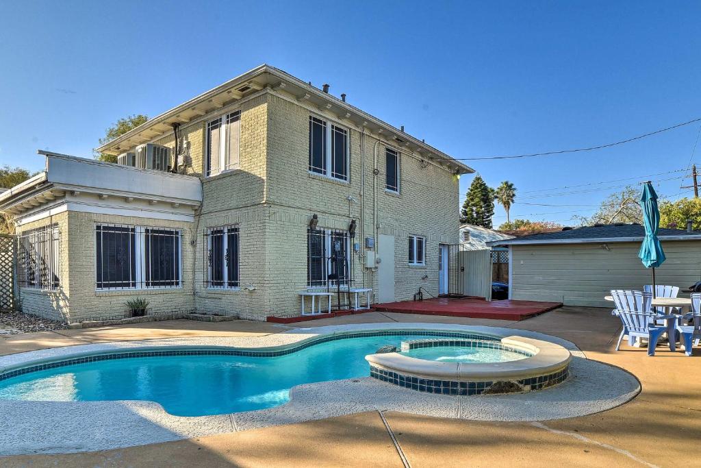 Corpus Christi Home with Pool and Hot Tub Walk to Bay photo 3