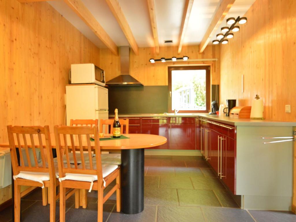 Comfortable modern chalet with wood finish photo 4