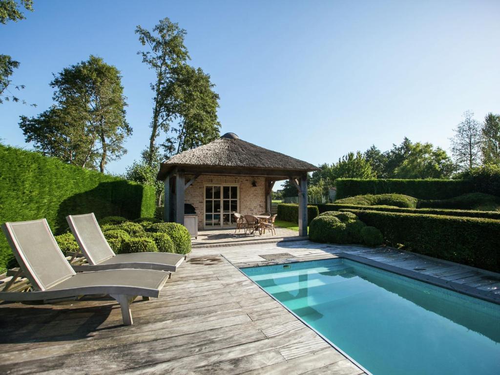 Classy Holiday Home in Aartrijke with Private Swimming Pool photo 2