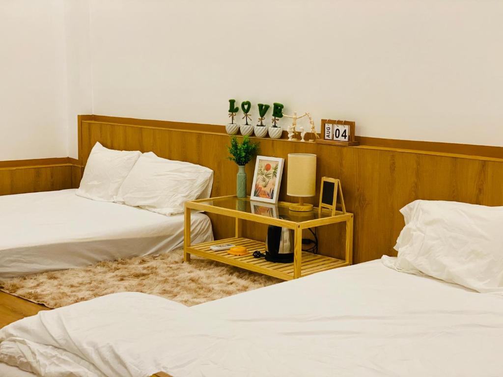 Четырехместный (Номер Делюкс с 2 кроватями размера «queen-size»), Phố Đá Hotel