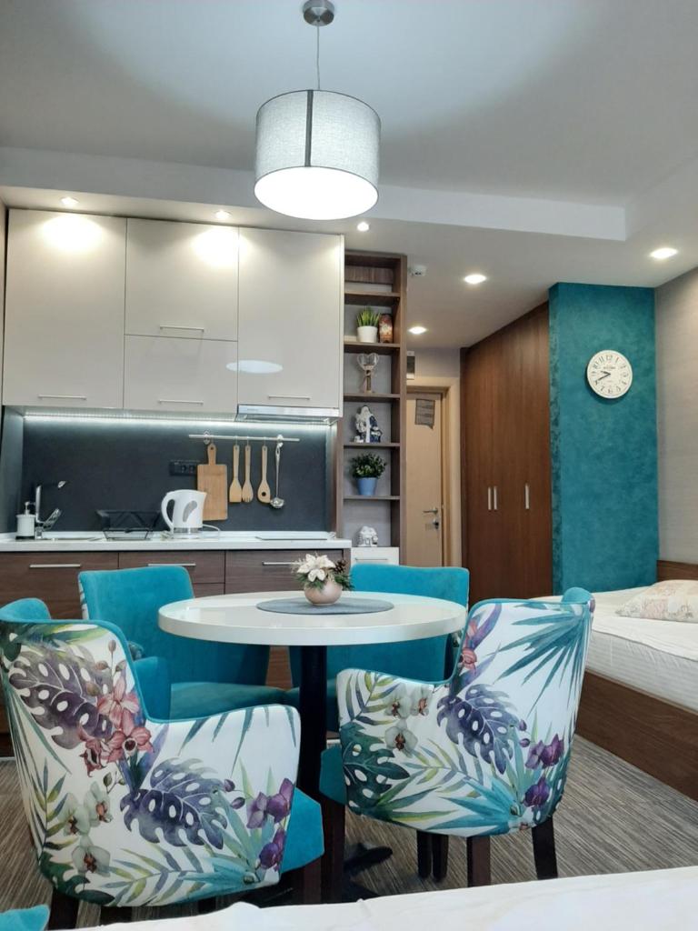 Select Lux Angella-Konaci