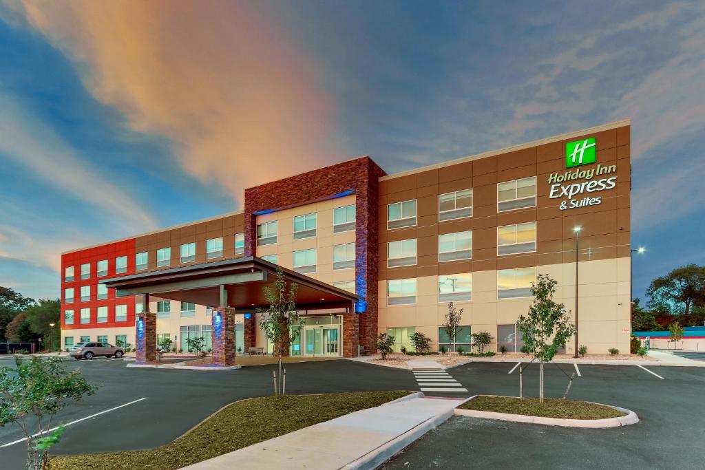 Holiday Inn Express & Suites Roanoke – Civic Center, an IHG Hotel image