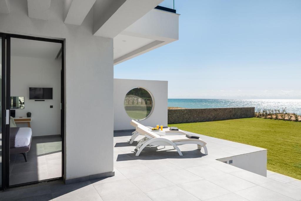 Seafront Villa Nafsika - Private Heated infinity Pool - Direct access to the beach - Play area photo 3