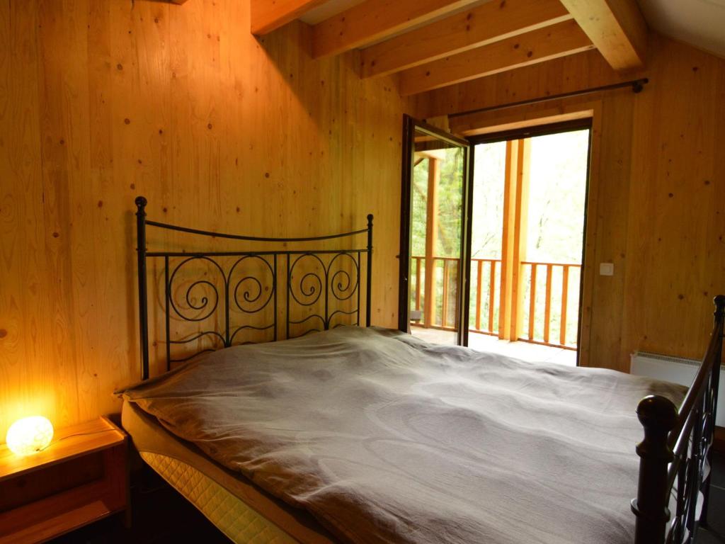 Comfortable modern chalet with wood finish photo 3