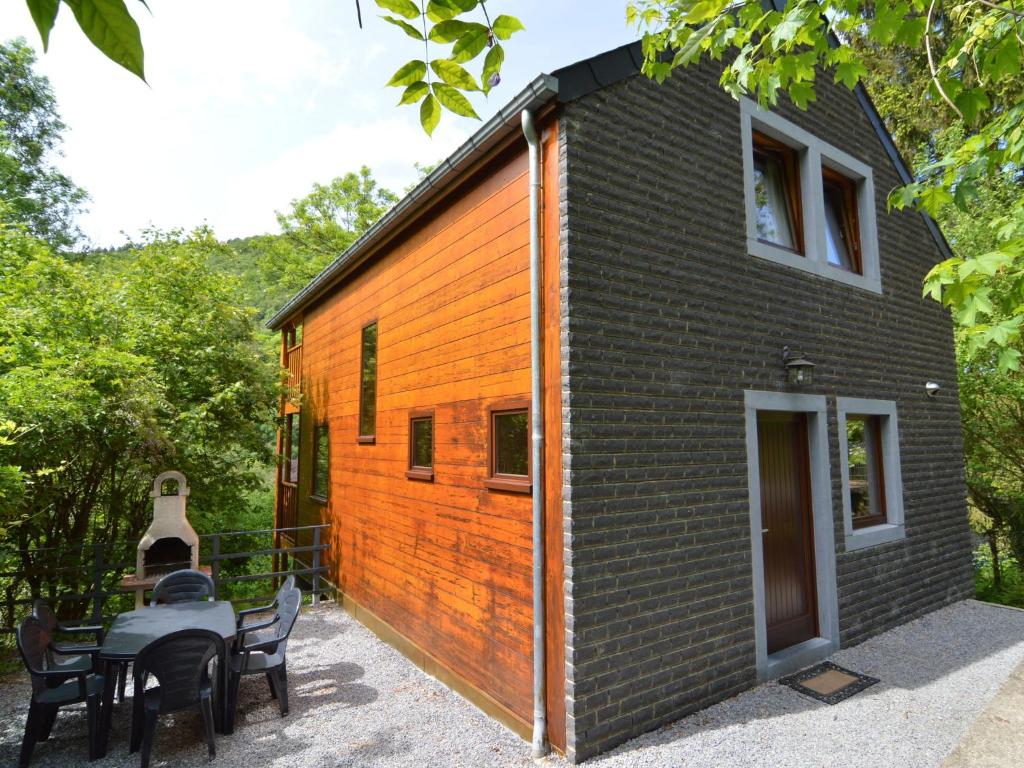 Comfortable modern chalet with wood finish photo 1