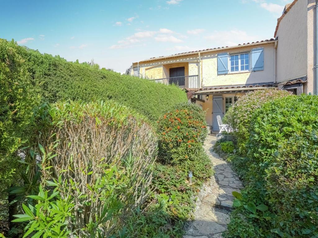 Modern holiday home with swimming pool photo 2