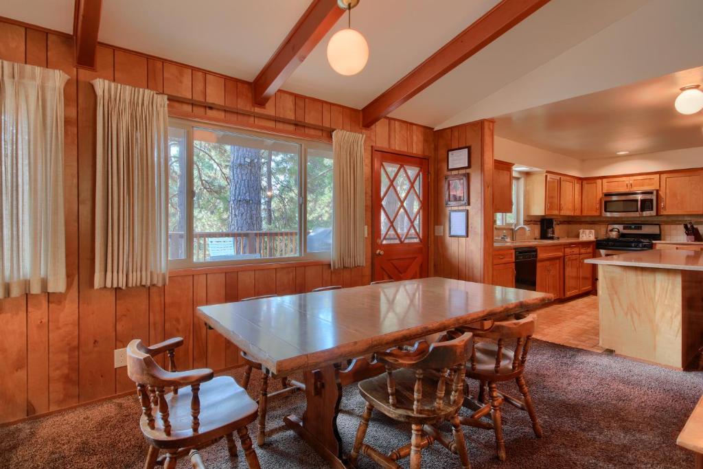 99 Yosemite Mountain Lodge photo 3