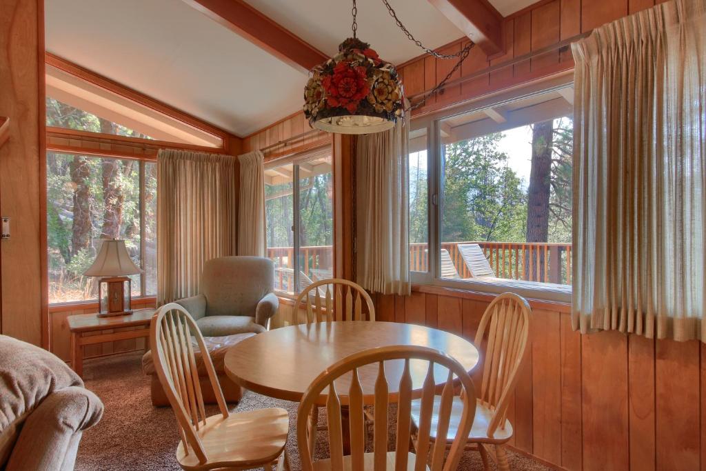99 Yosemite Mountain Lodge photo 4