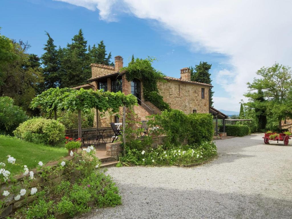 This romantic farmhouse is located near the medieval village of Montaione photo 2