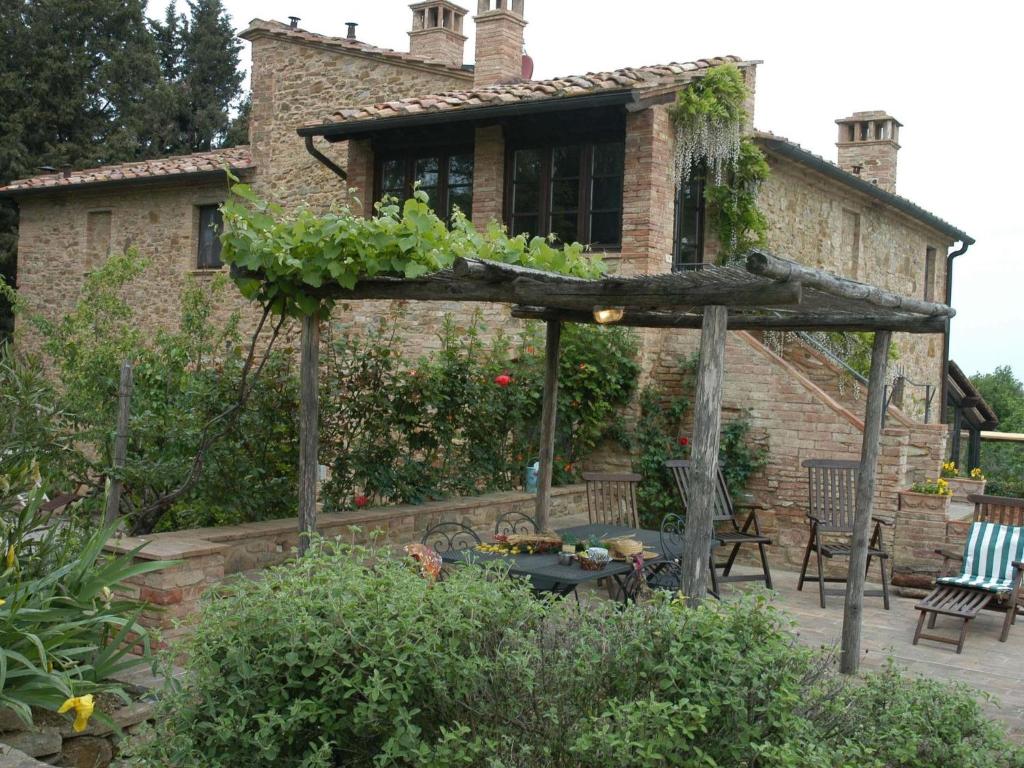 This romantic farmhouse is located near the medieval village of Montaione photo 1