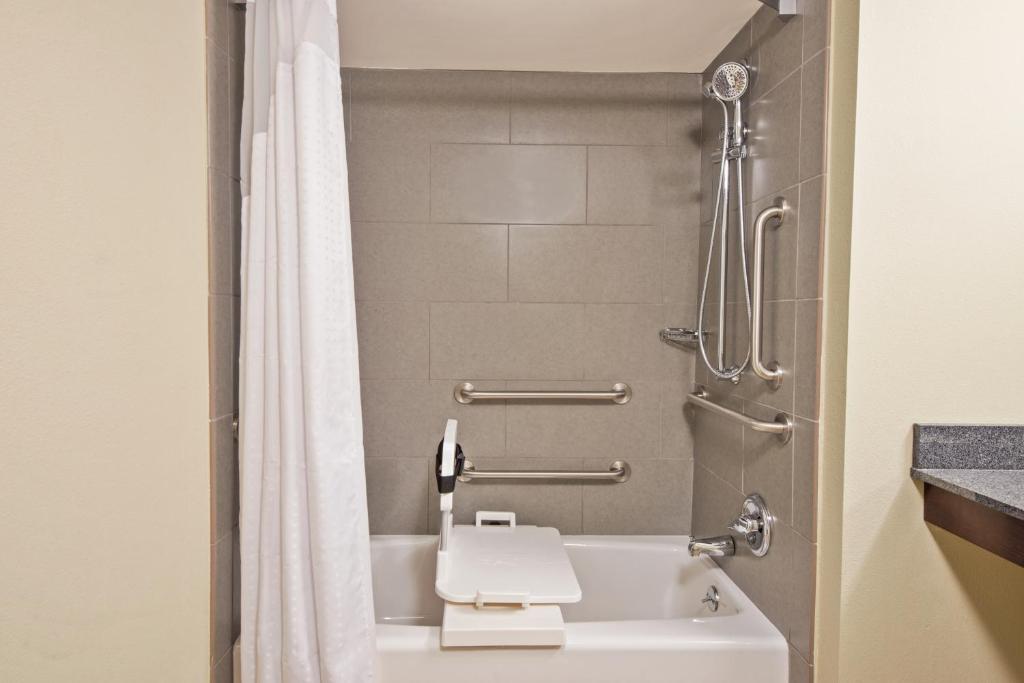 Holiday Inn Harrisburg East, an IHG Hotel photo 4