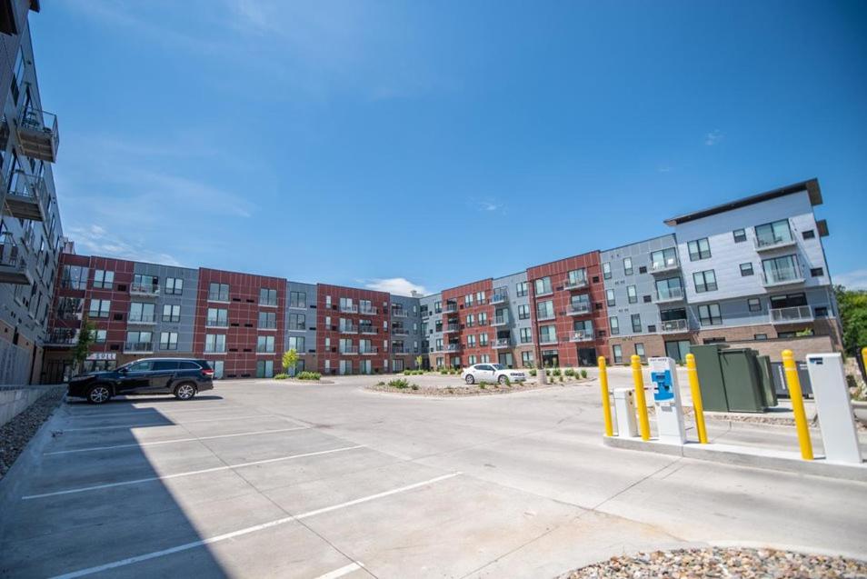 Sleepover Contemporary Des Moines Apartments photo 2