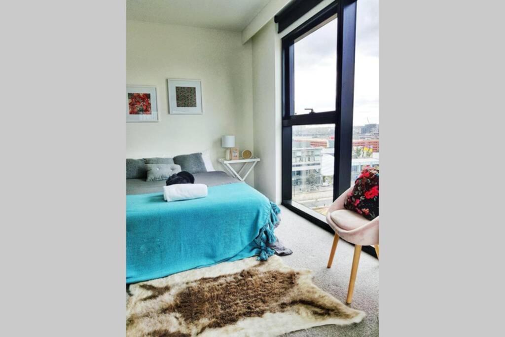 Docklands 2BR Apartment with Parking photo 3