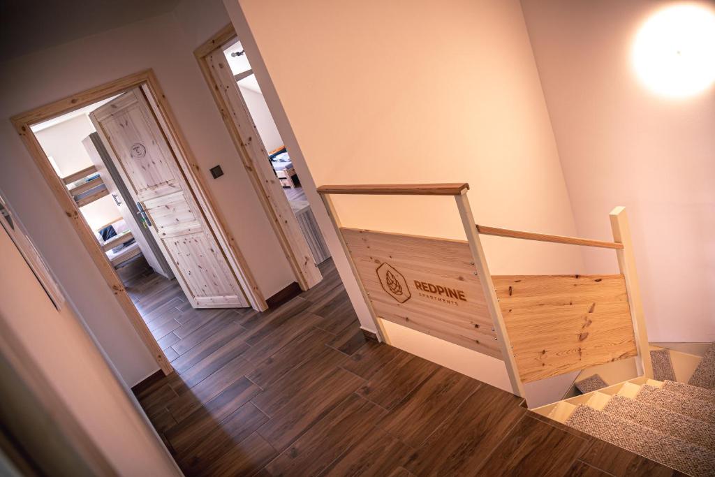 Red Pine Apartments photo 2