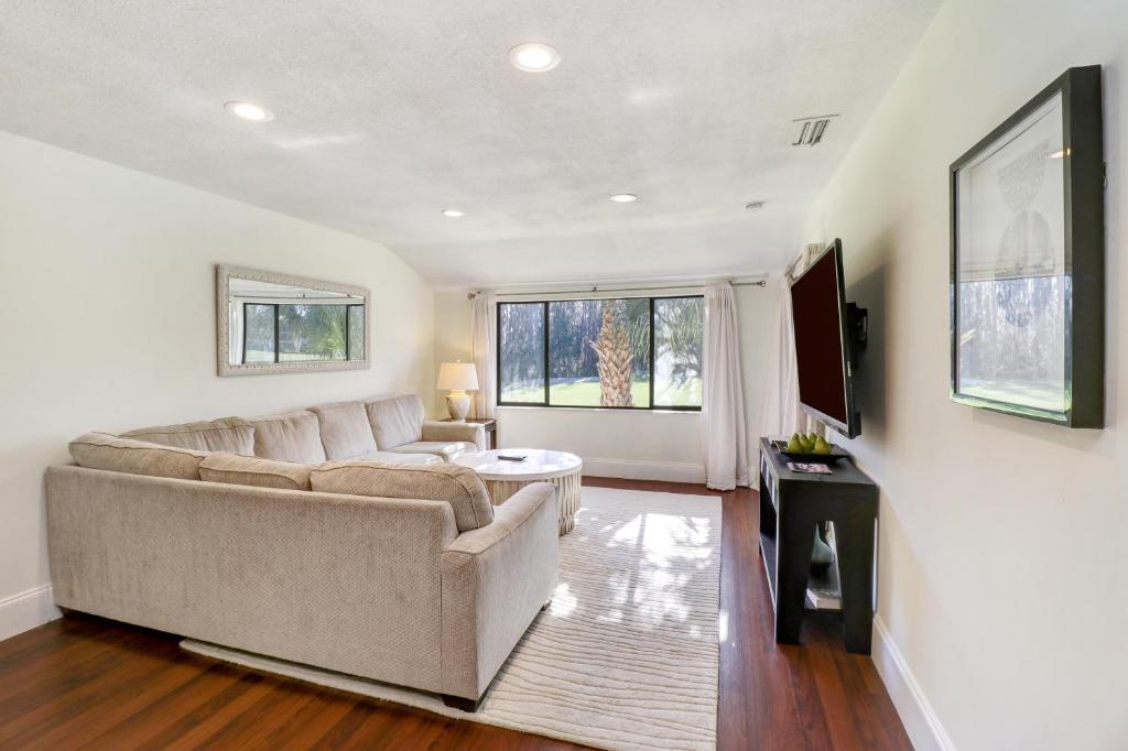 Saddlebrook Golf Course view Condo with Kitchen image