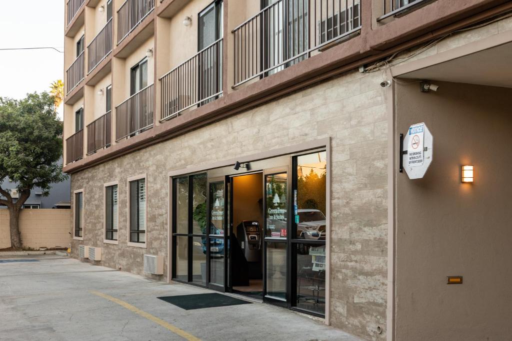GreenTree Inn & Suites Alhambra image