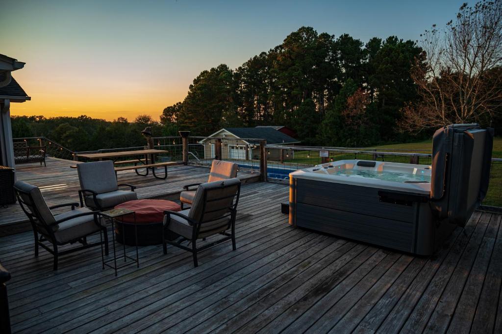 Fire Pit * Pool * Hot Tub * Fishing Pond w/ Jon Boat photo 3