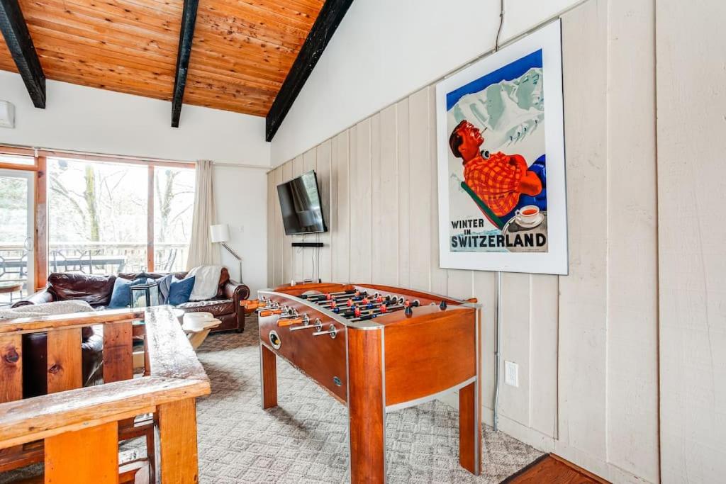 Blue Mtn Chalet with Hot Tub and Sauna, Sleeps 20 photo 3