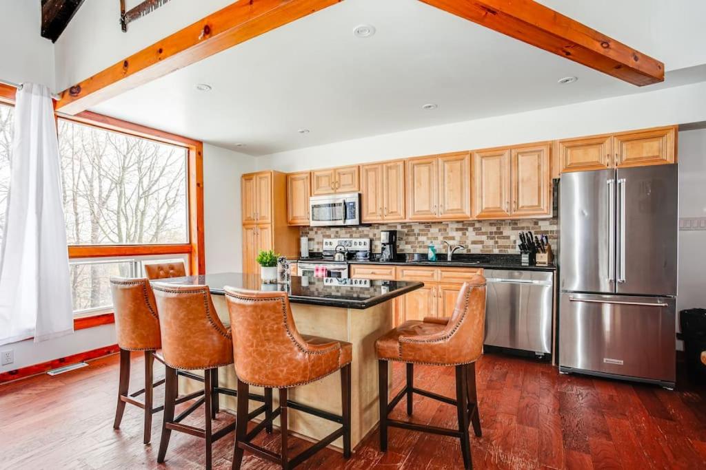 Blue Mtn Chalet with Hot Tub and Sauna, Sleeps 20 photo 4