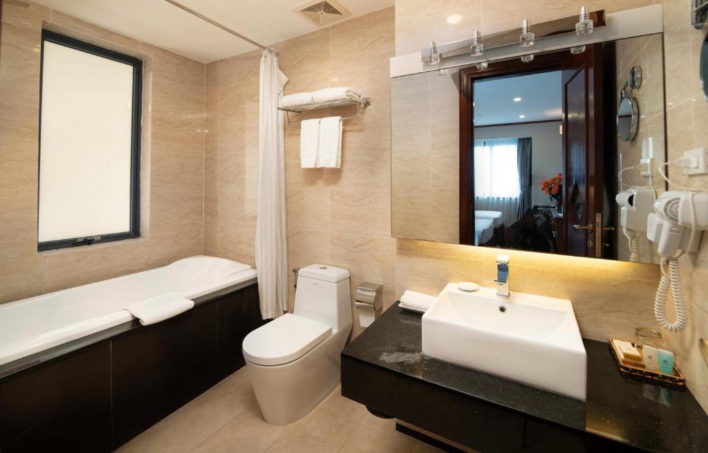 Двухместный (Улучшенный двухместный номер с 1 кроватью), Hanoi La Rosa Hotel
