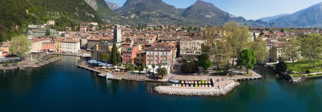 Bellavista Lakefront Hotel & Apartments photo 4
