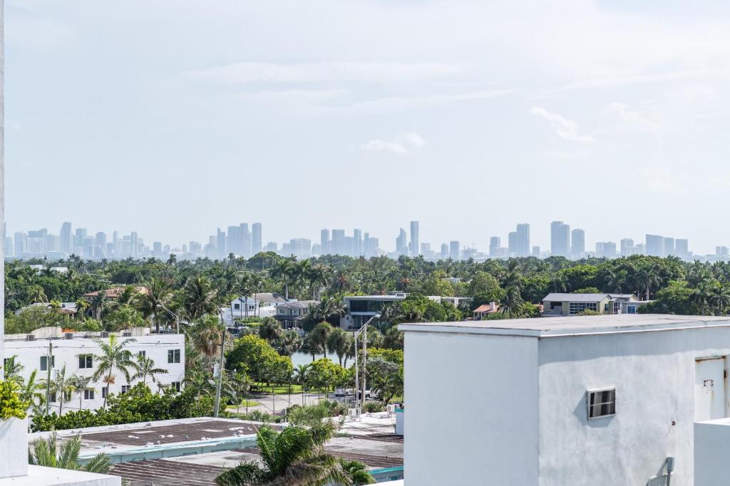 Апартаменты (Апартаменты с 1 спальней — Частичный вид на океан), Bluebird Suites Monte Carlo Miami Beach