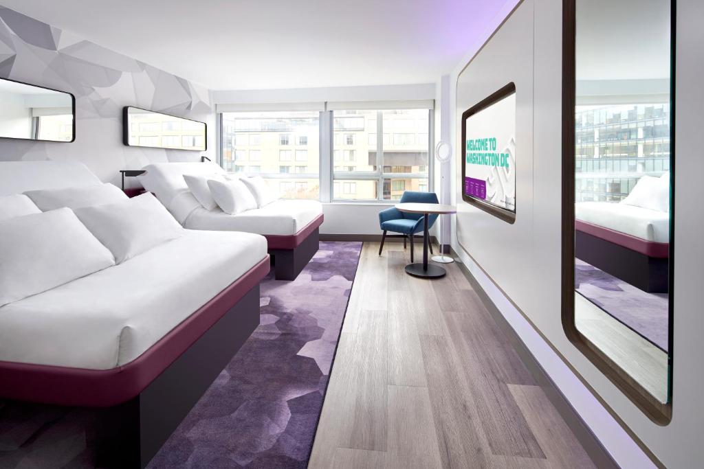 Семейный (Номер первого класса с 2 кроватями размера «queen-size» и окном), YOTEL Washington DC