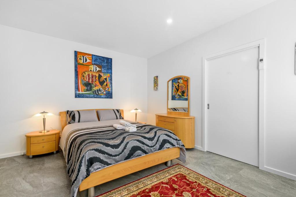 Black Dolphin Waterfront Apartment photo 4