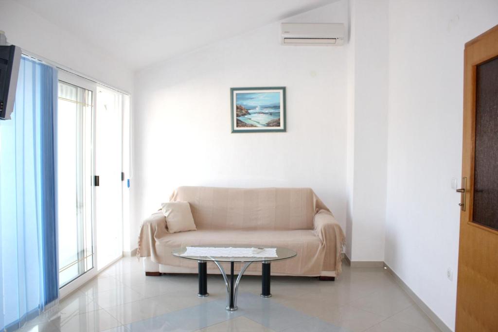 One bedroom appartement at Zecevo Rogoznicko 50 m away from the beach with wifi photo 1
