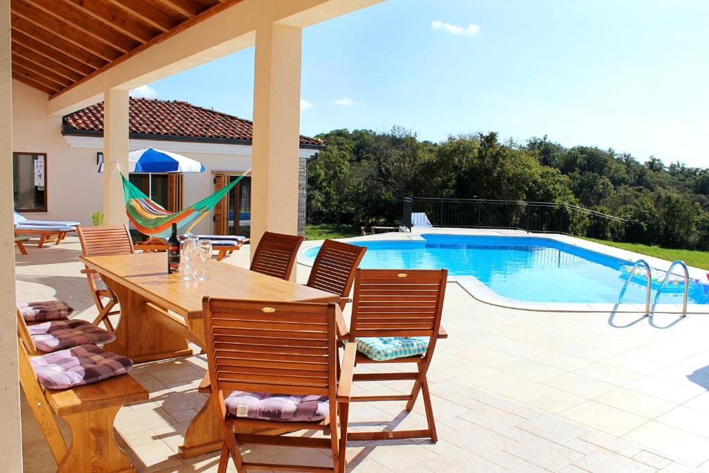 4 bedrooms villa with private pool enclosed garden and wifi at Zminj photo 2