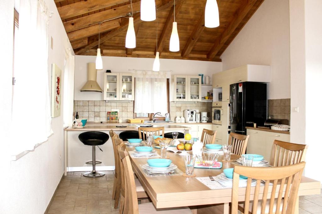 4 bedrooms villa with private pool enclosed garden and wifi at Zminj photo 3